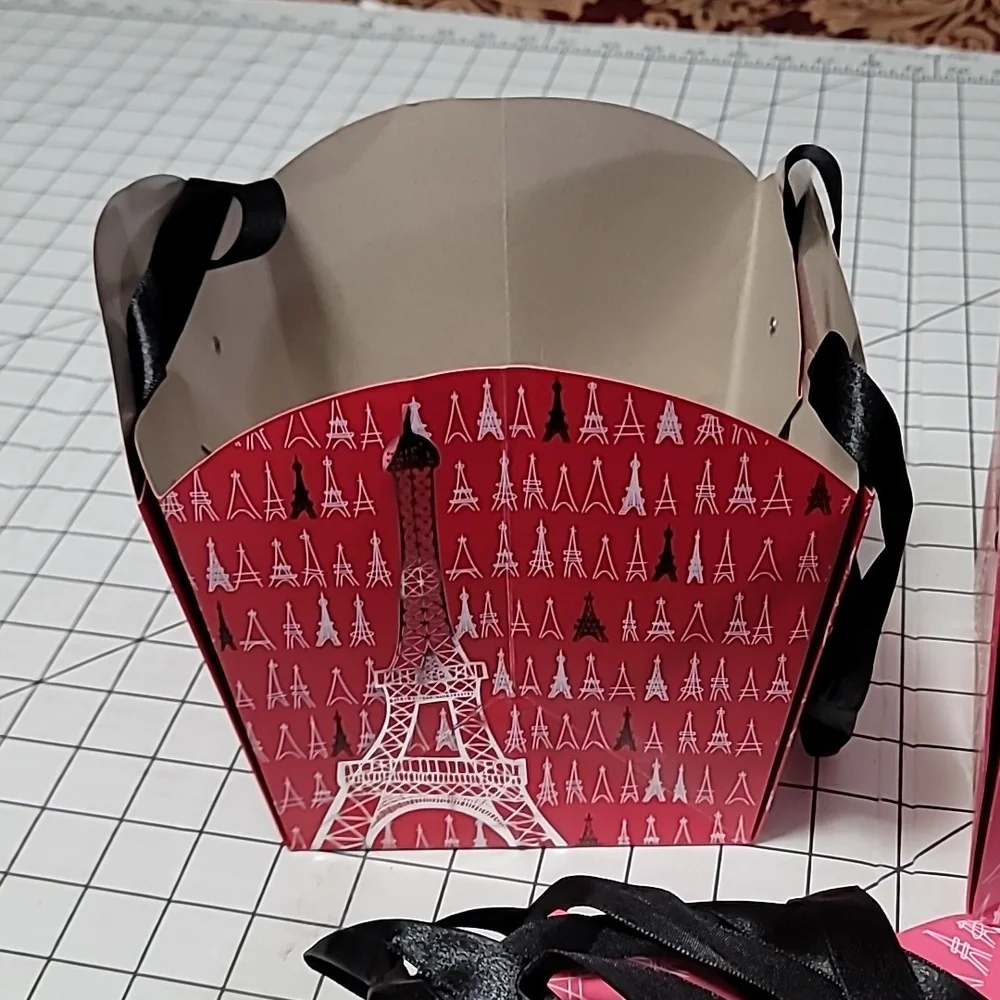 Gift Bag, 7 Pink and 1 Red Eiffel Tower Gift Bags,‎ Base 5.25x5.25 High 5.75 NIB